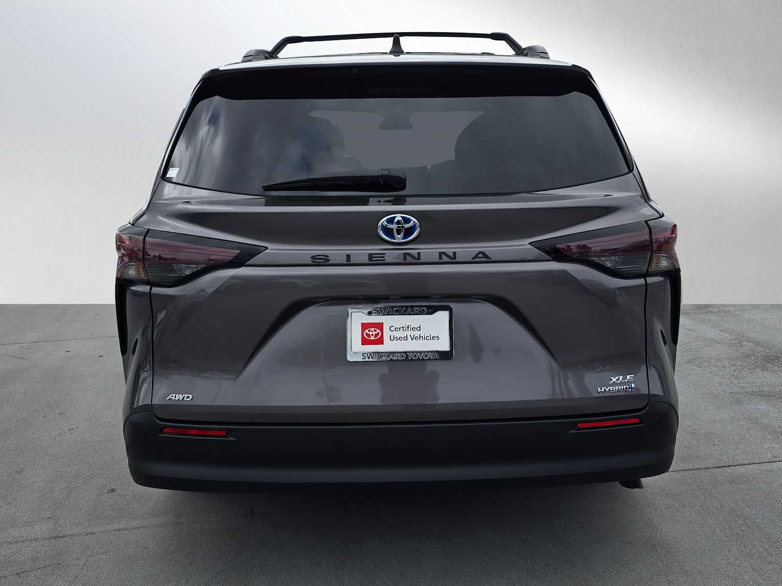 2024 Toyota Sienna XLE photo 3