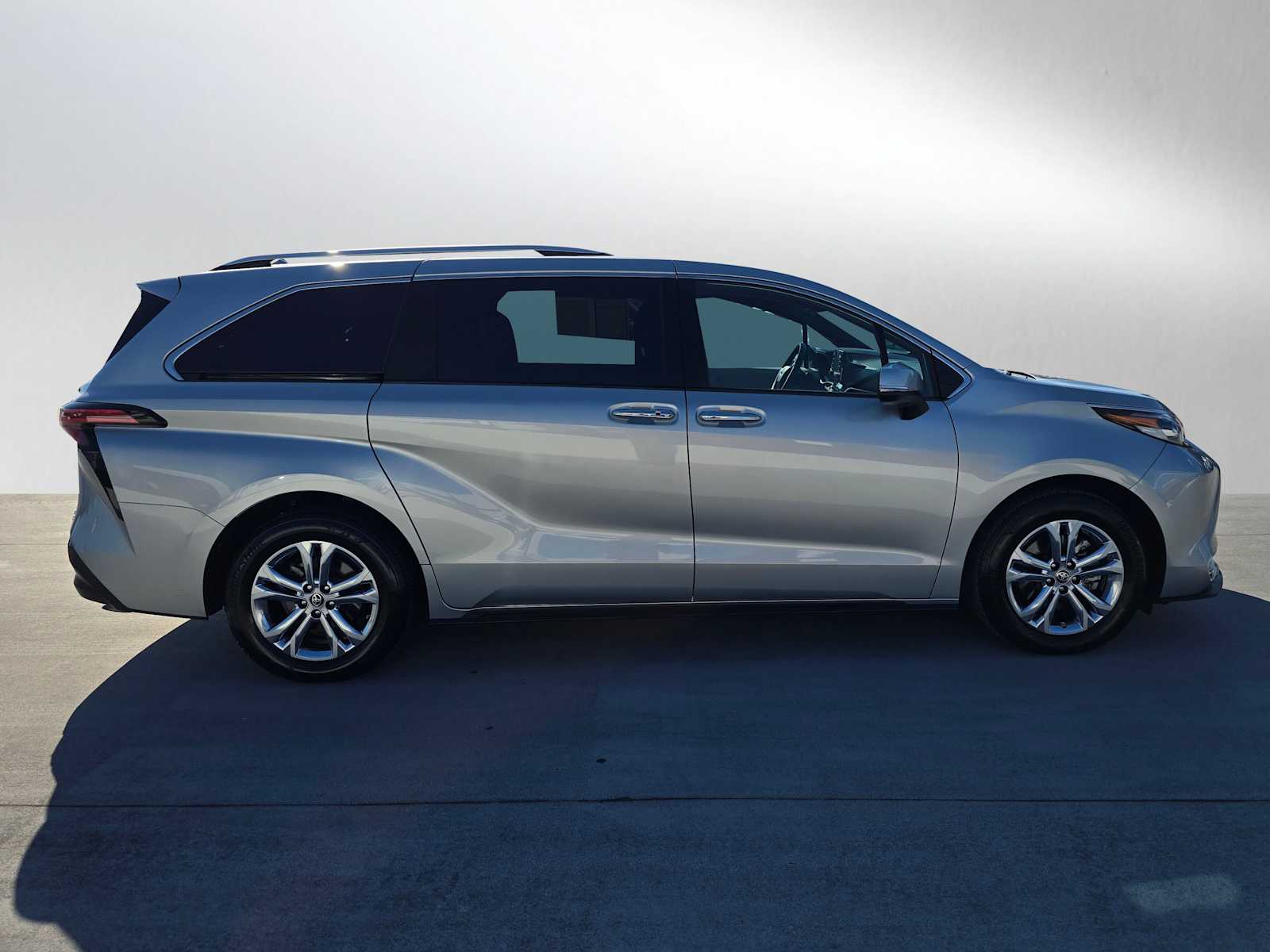 2023 Toyota Sienna Platinum photo 2