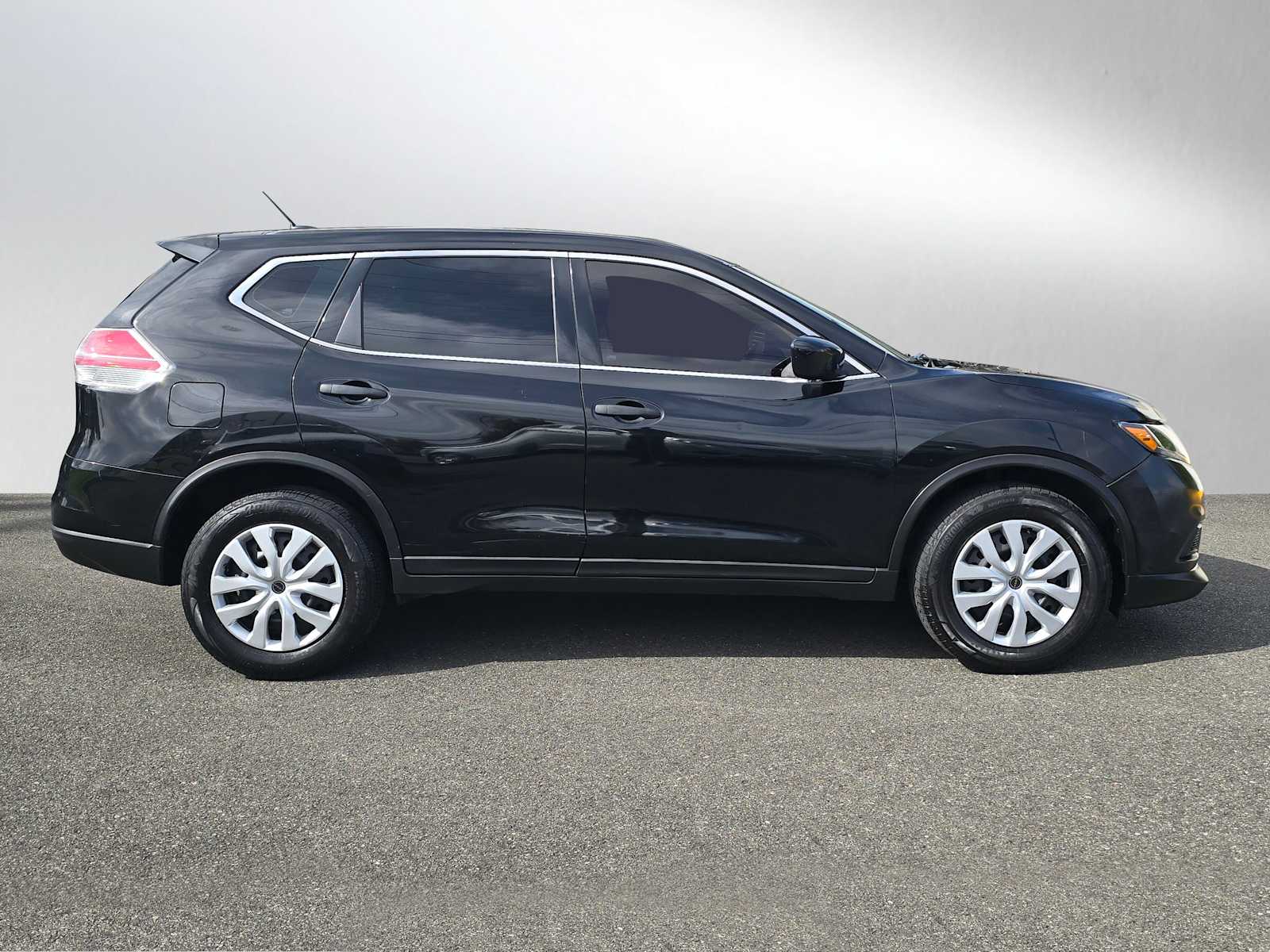2016 Nissan Rogue S photo 2