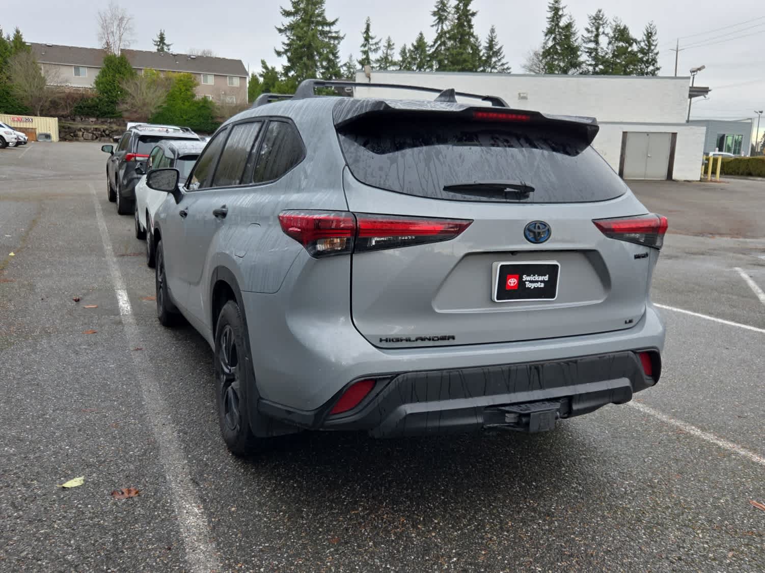 2024 Toyota Highlander Hybrid LE photo 3