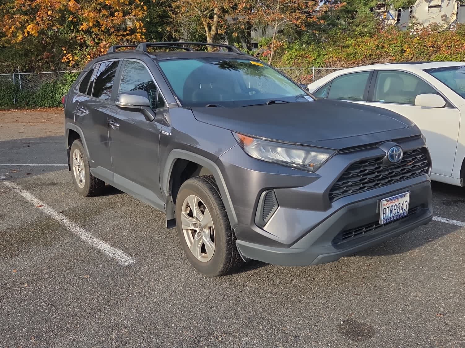 2020 Toyota RAV4 Hybrid LE photo 2