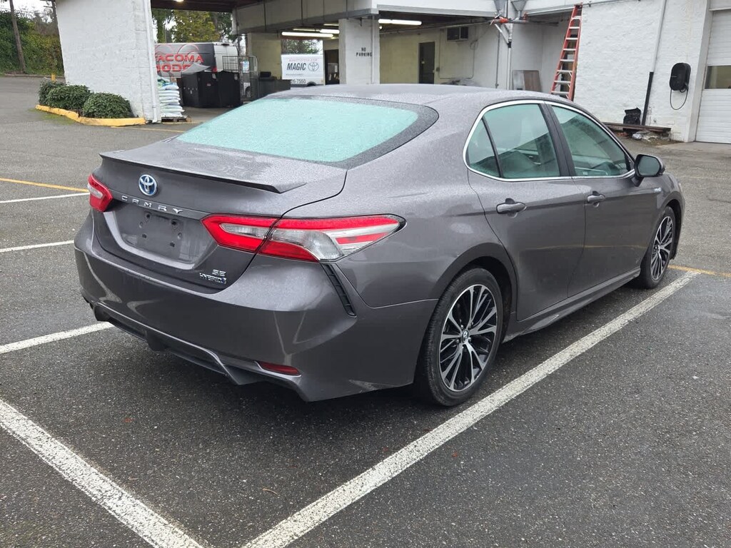 Used 2018 Toyota Camry Hybrid SE Sedan