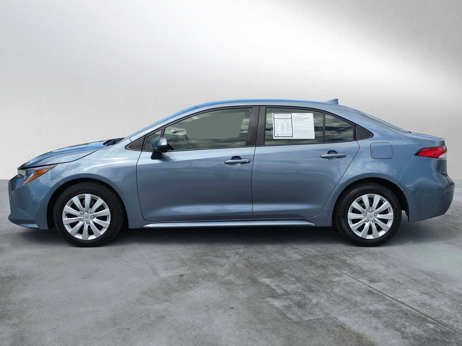 2022 Toyota Corolla LE photo 3