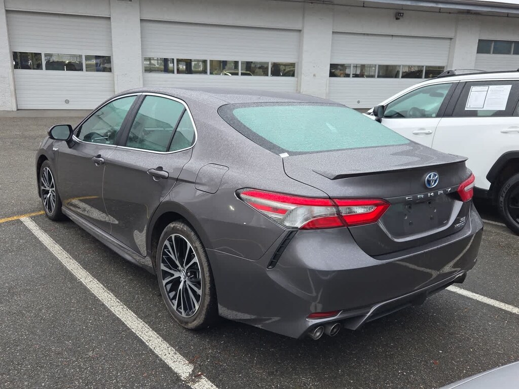 Used 2018 Toyota Camry Hybrid SE Sedan