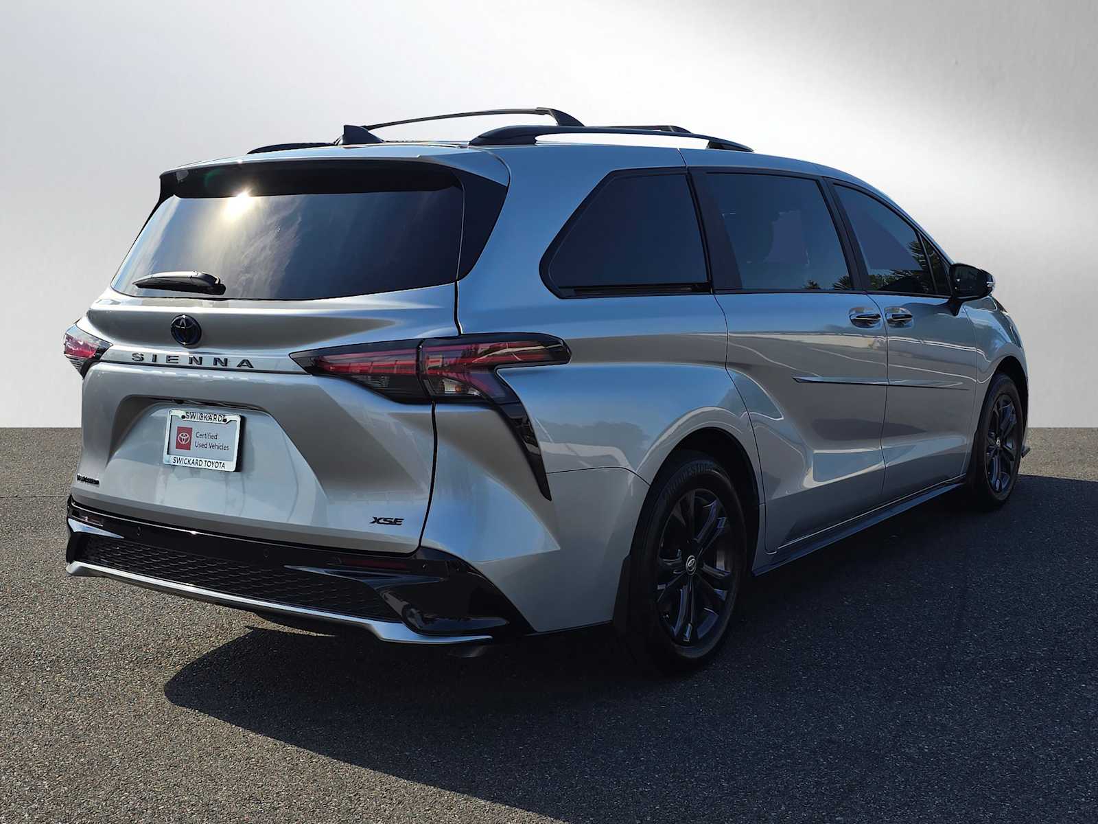 2025 Toyota Sienna XSE photo 3
