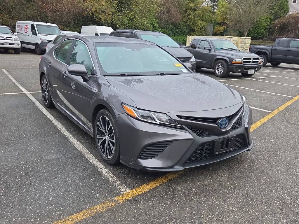 Used 2018 Toyota Camry Hybrid SE Sedan