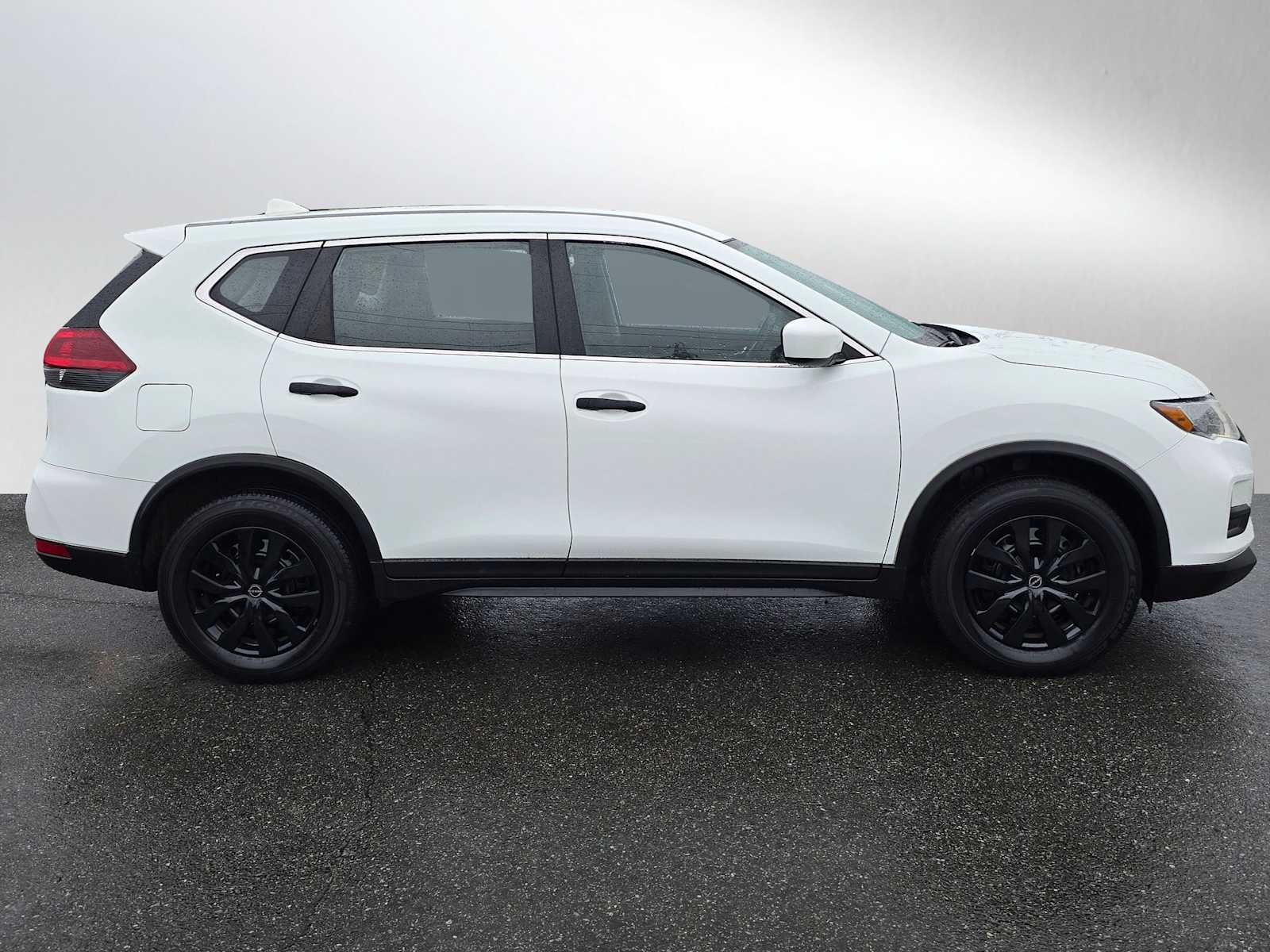 2018 Nissan Rogue S photo 2