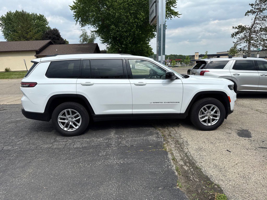 2023 Jeep Grand Cherokee Laredo photo 2