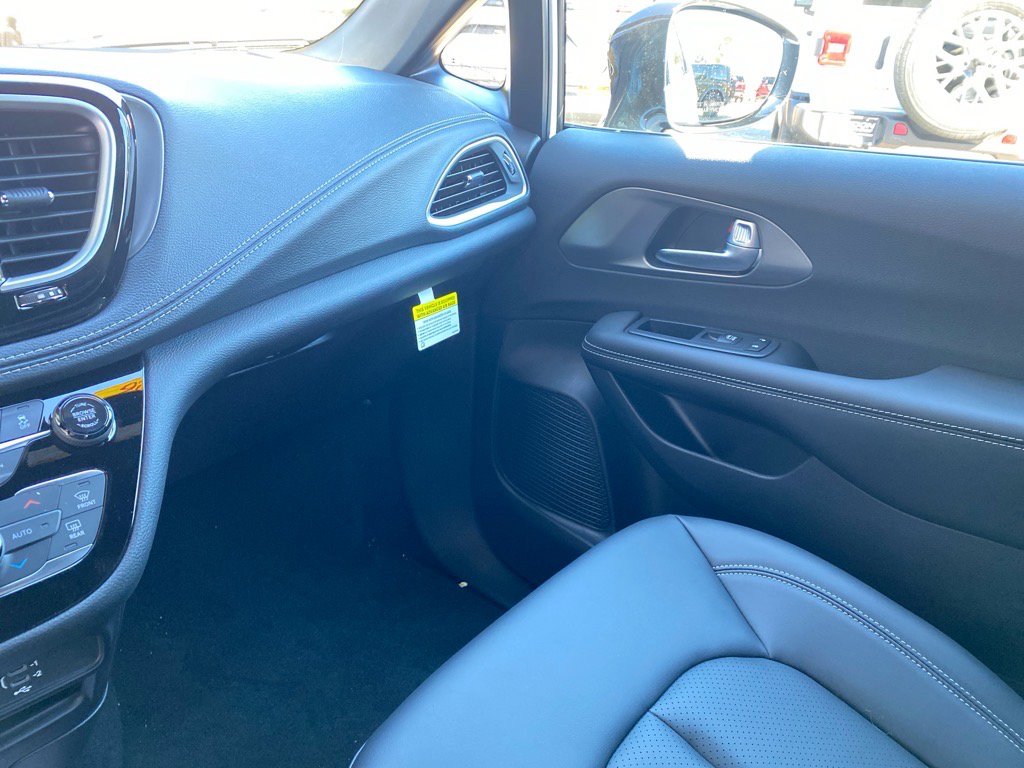 2026 Chrysler Pacifica Select - Photo 13