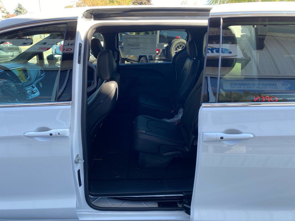 2026 Chrysler Pacifica Select - Photo 17