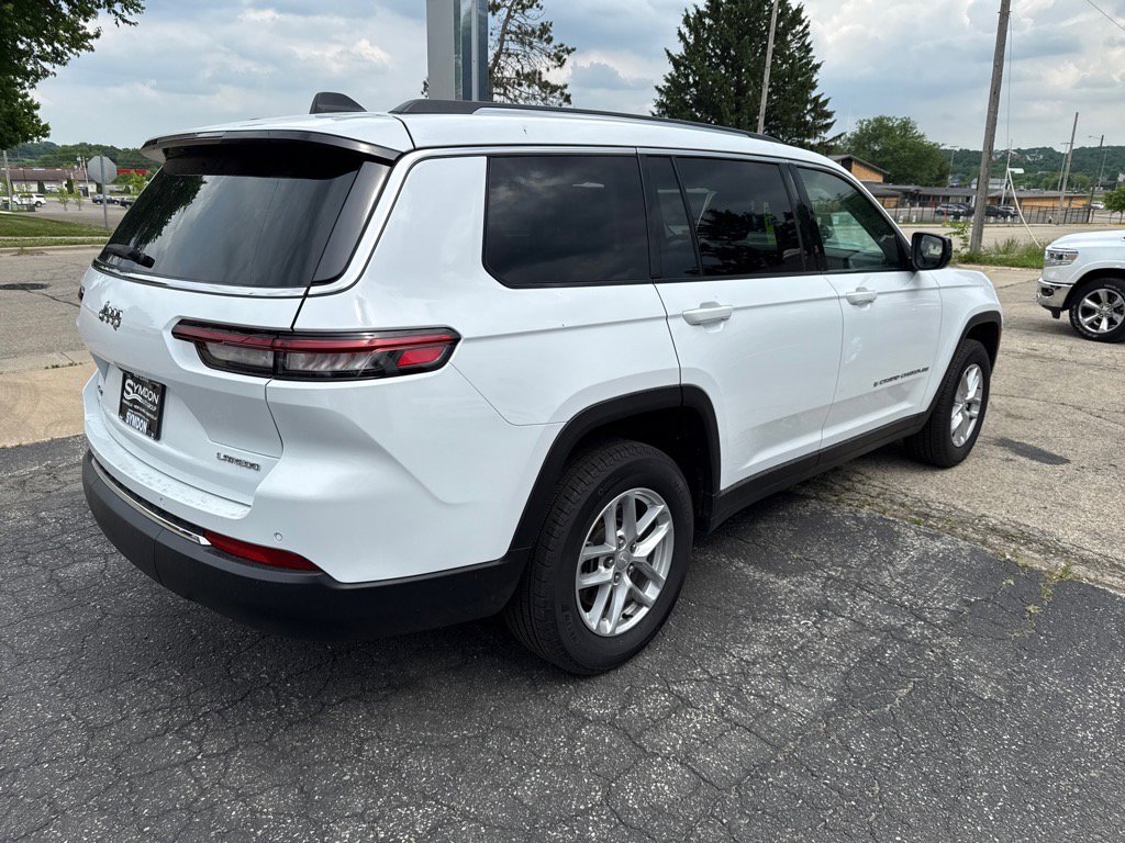 2023 Jeep Grand Cherokee Laredo photo 3