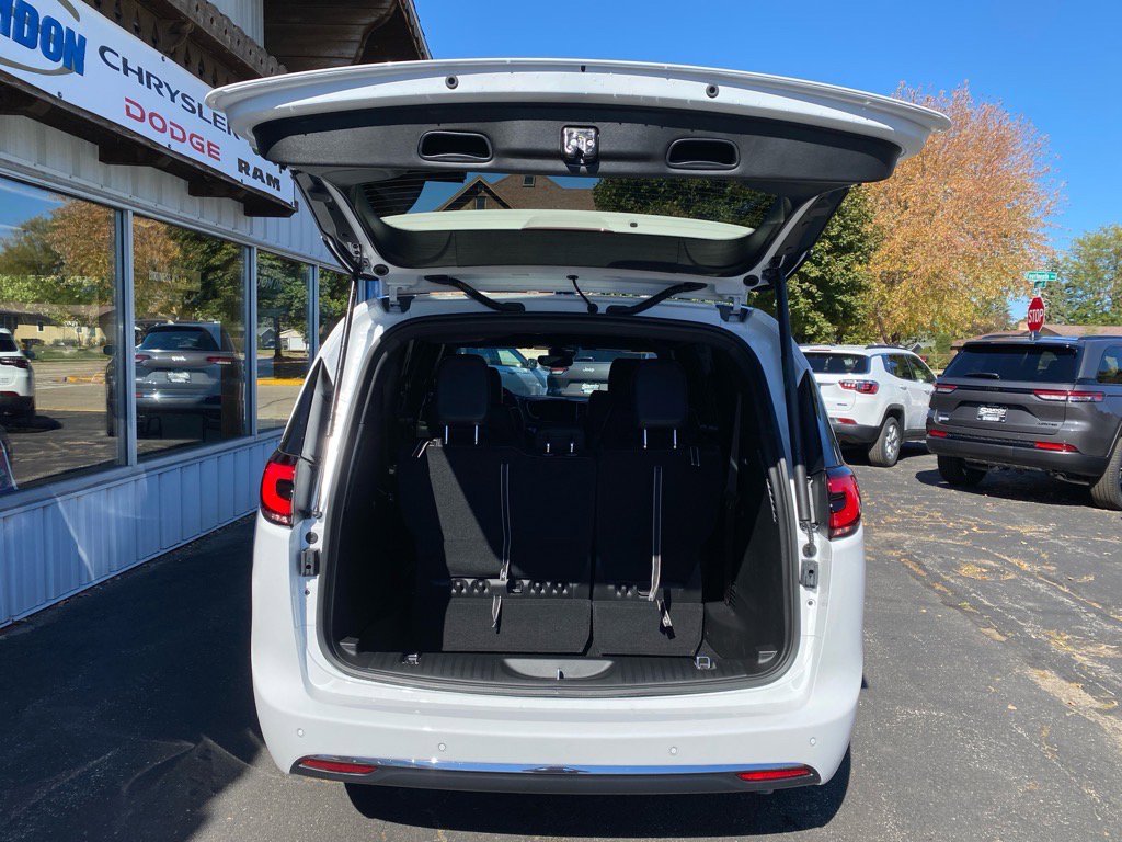 2026 Chrysler Pacifica Select - Photo 20