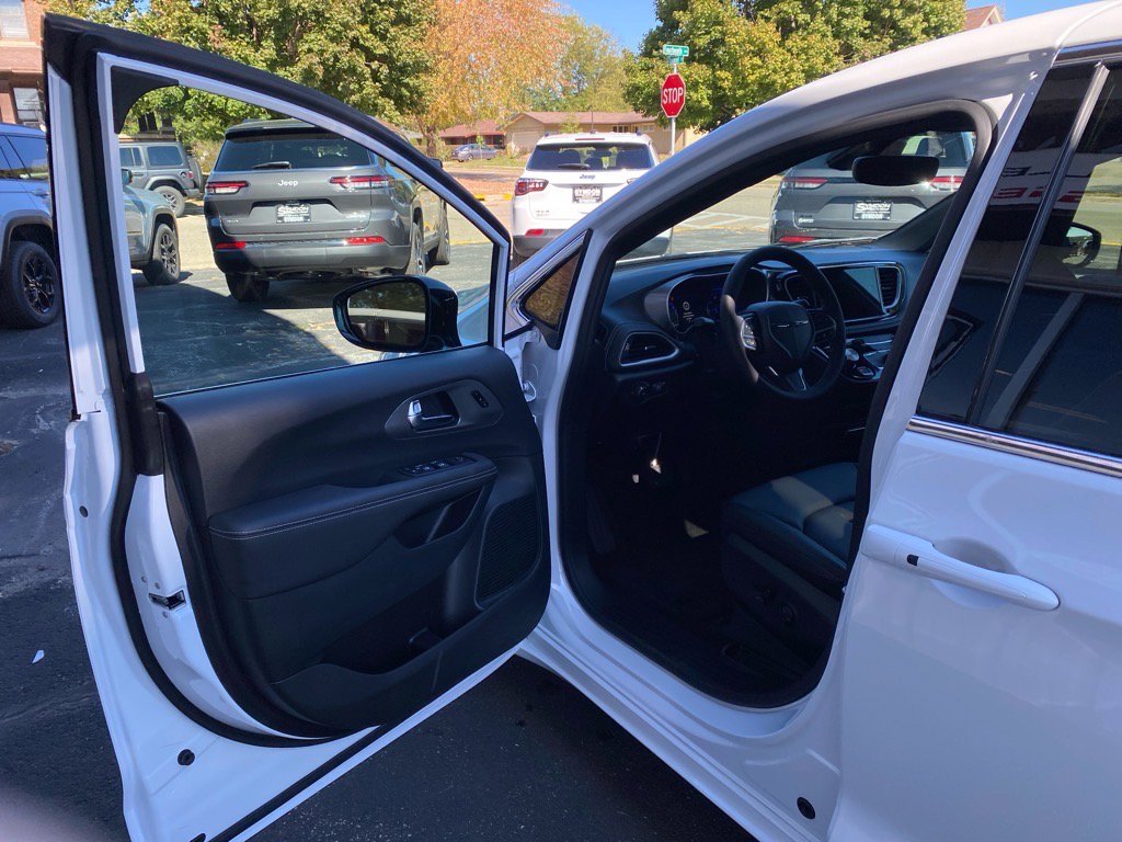 2026 Chrysler Pacifica Select - Photo 8
