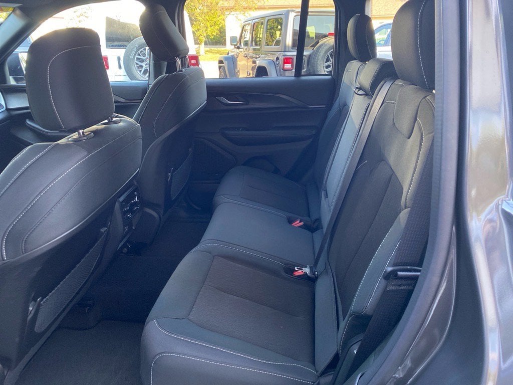 2025 Jeep Grand Cherokee Laredo - Photo 15