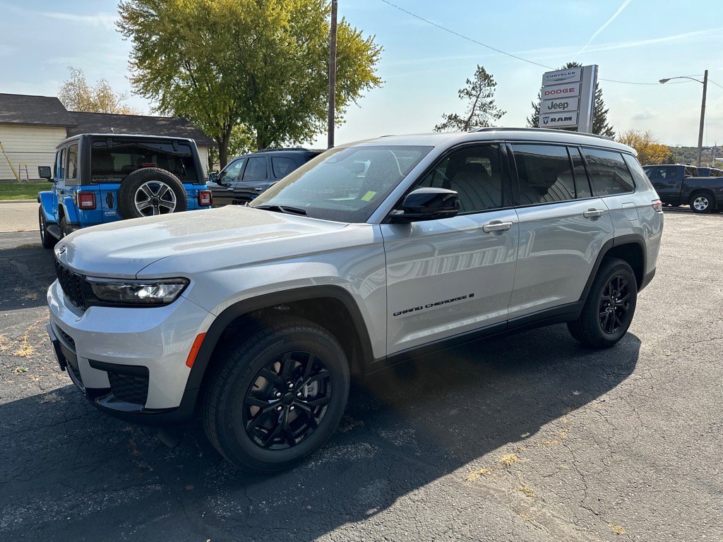 2025 Jeep Grand Cherokee Altitude X photo 3