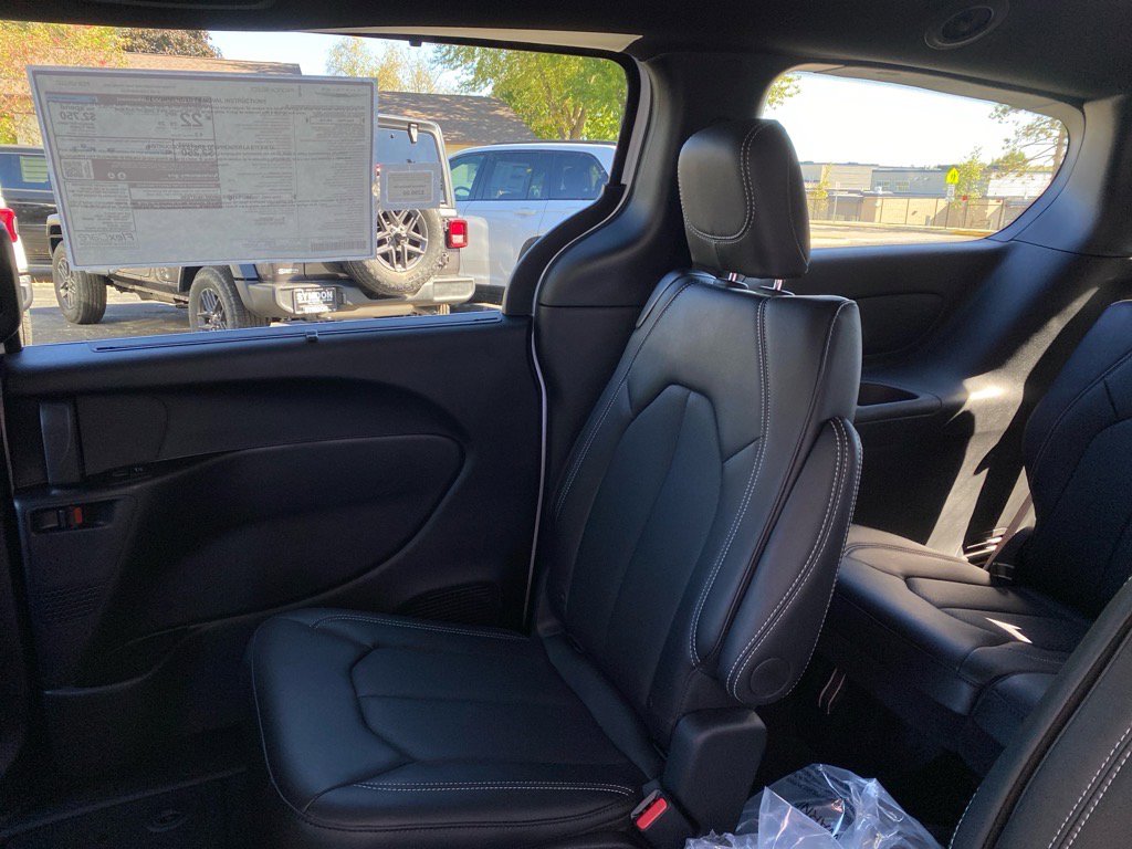 2026 Chrysler Pacifica Select - Photo 19