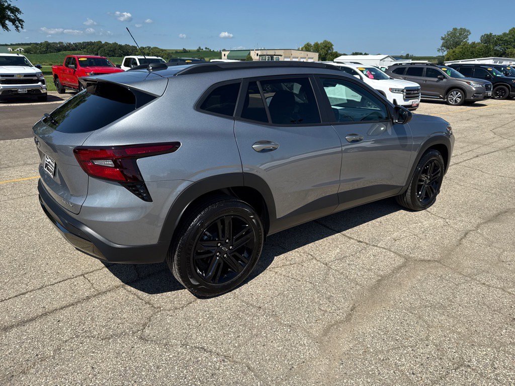2025 Chevrolet Trax ACTIV photo 2