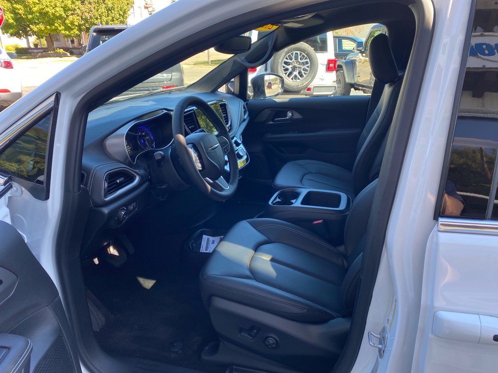 2026 Chrysler Pacifica Select - Photo 9