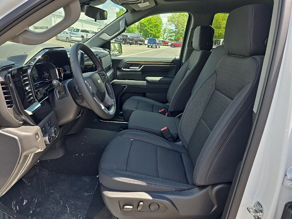 2025 Chevrolet Silverado 1500 LT photo 3