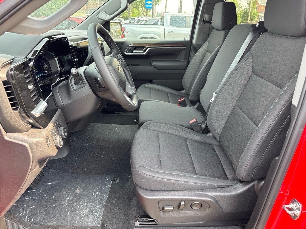 2025 Chevrolet Silverado 1500 LT photo 3