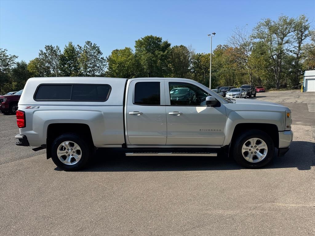 2017 Chevrolet Silverado 1500 LT photo 2