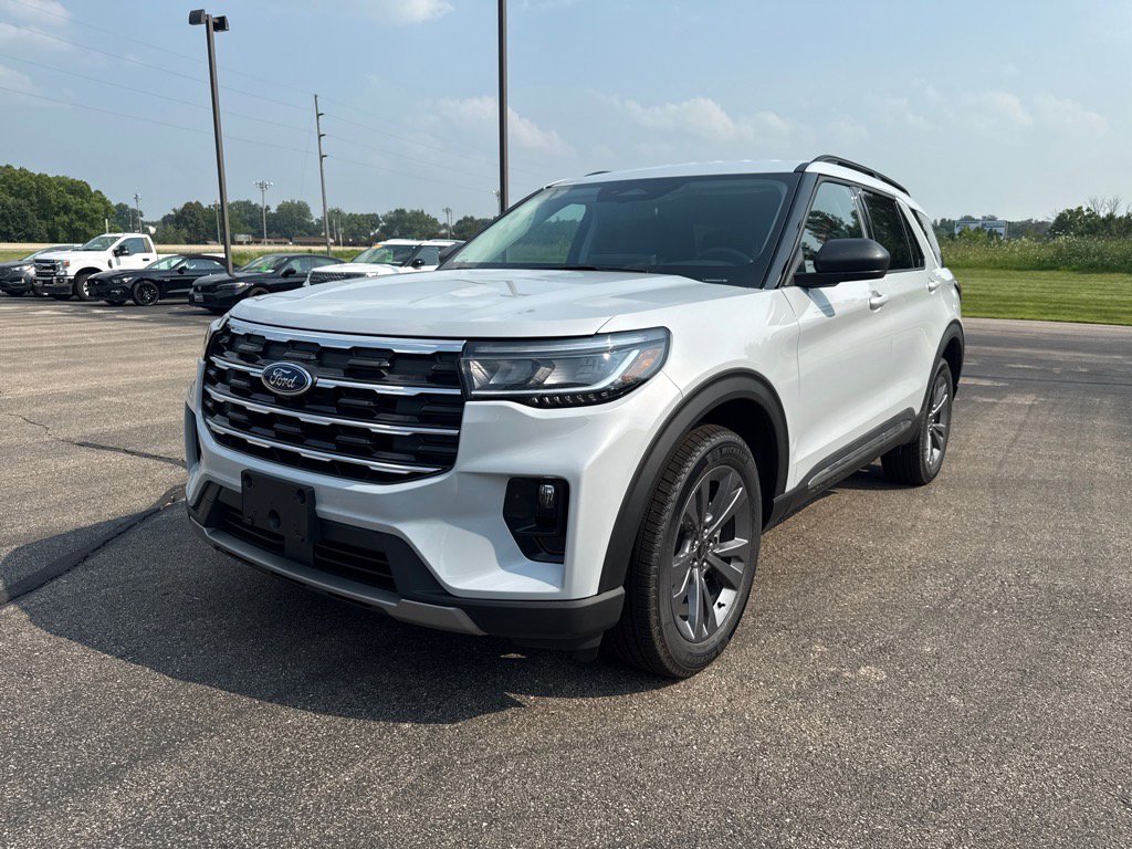 2025 Ford Explorer photo 2