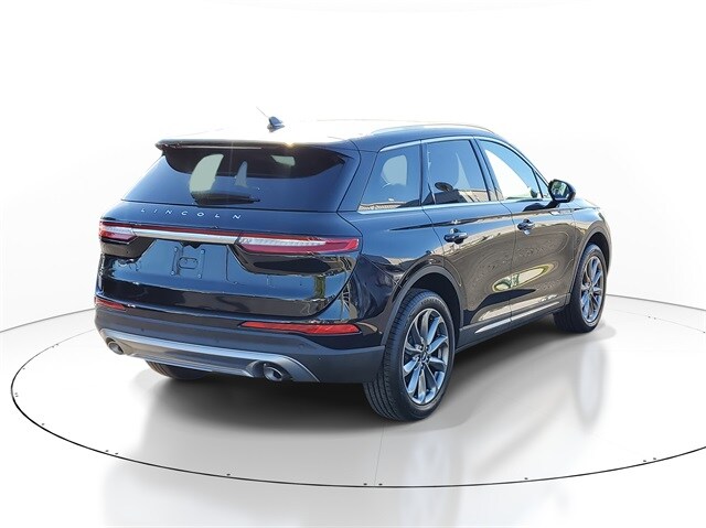 2021 Lincoln Corsair Standard photo 2