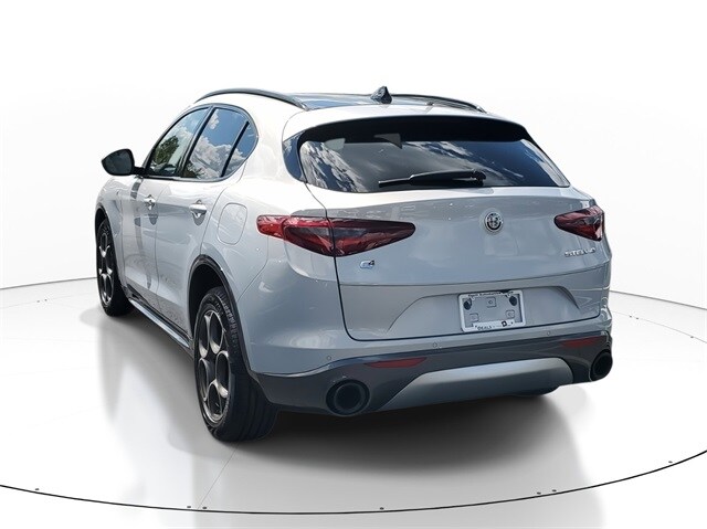 2022 Alfa Romeo Stelvio Ti photo 2