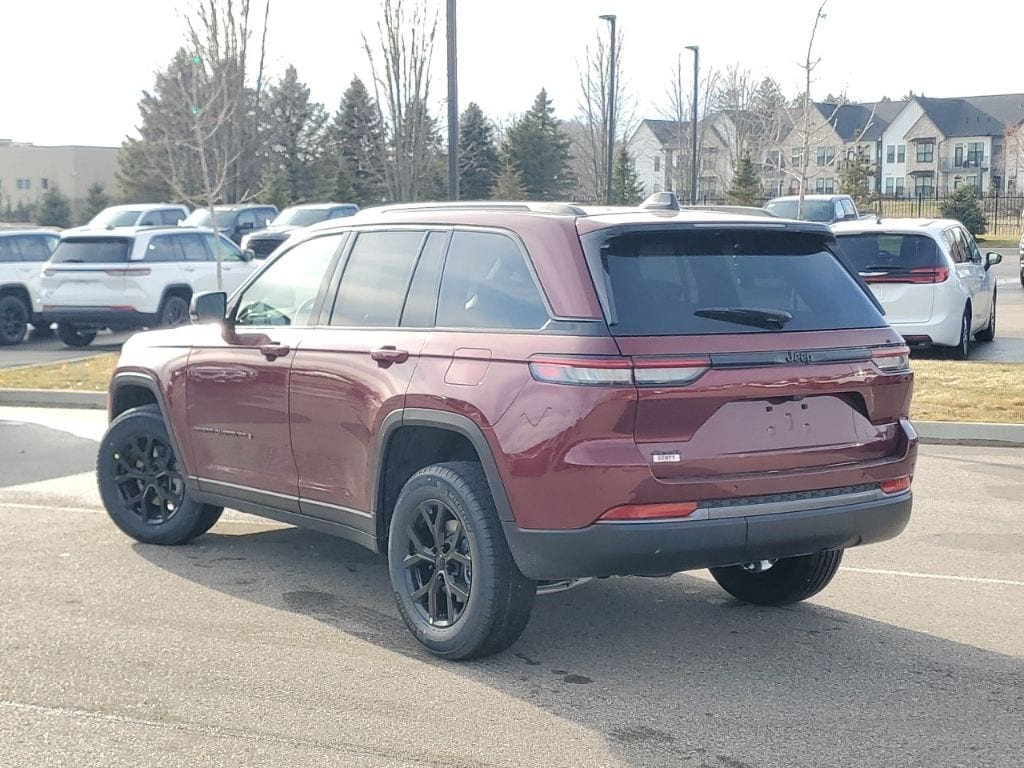 New 2026 Jeep Grand Cherokee Laredo Sport Utility