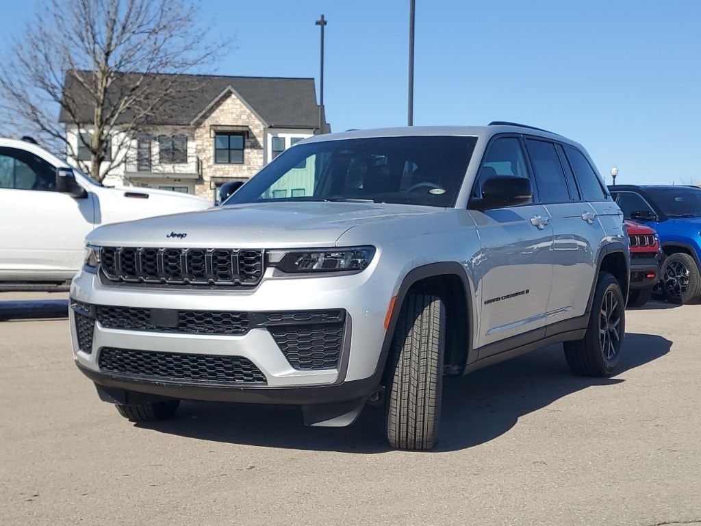 New 2026 Jeep Grand Cherokee Laredo Sport Utility