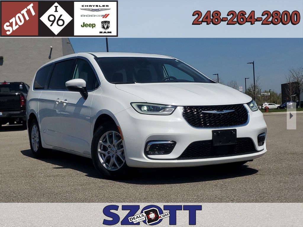 2023 Chrysler Pacifica Touring L's photo
