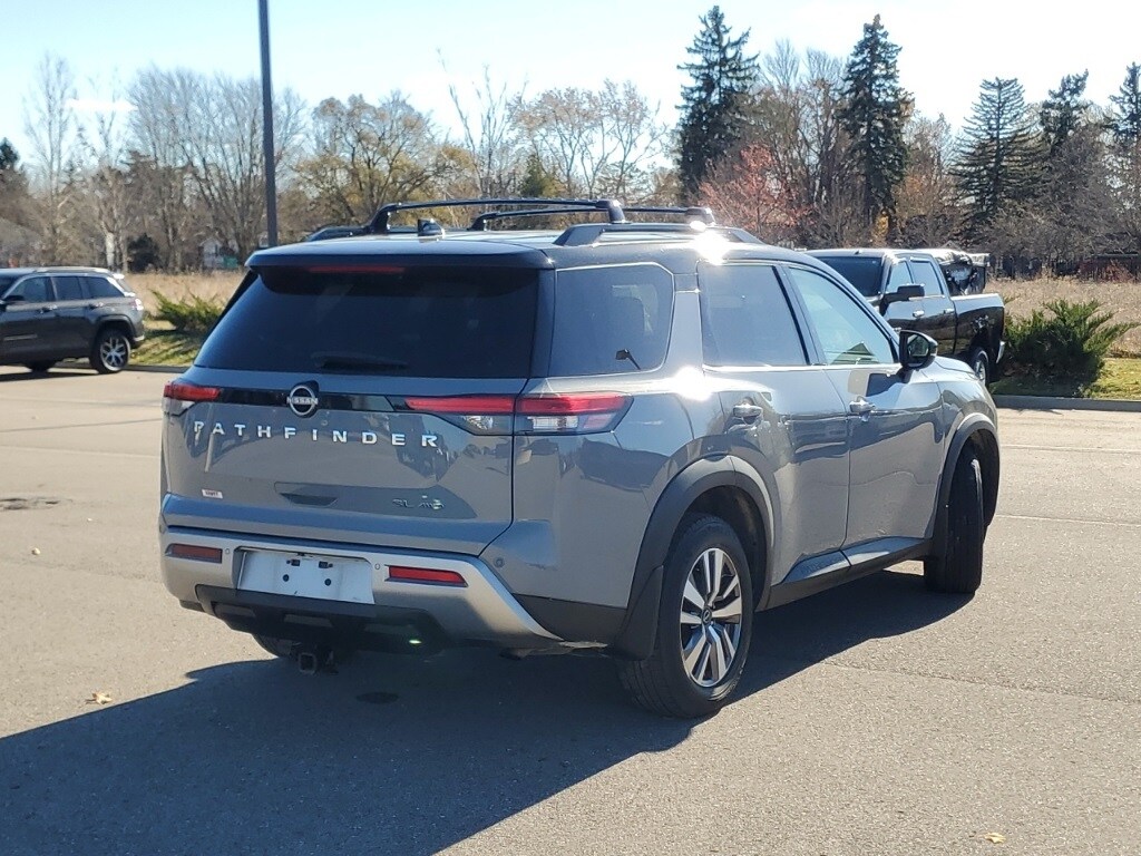 2022 Nissan Pathfinder SL photo 2