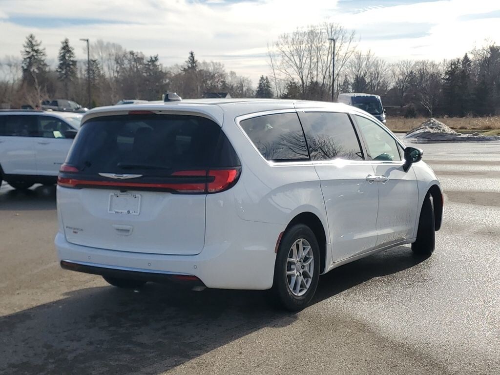 New 2026 Chrysler Pacifica Select Passenger Van