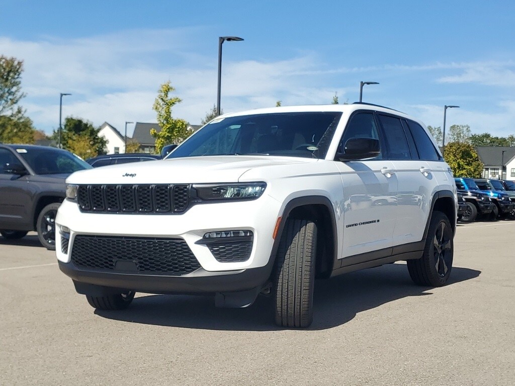 2025 Jeep Grand Cherokee Limited photo 2