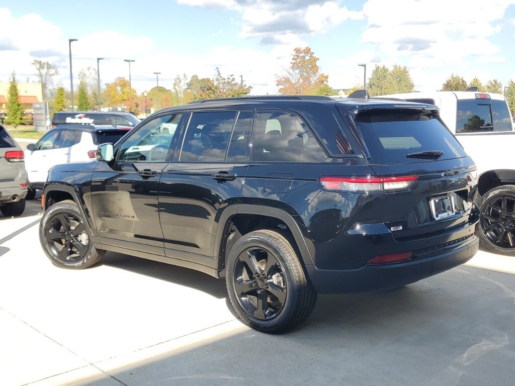2025 Jeep Grand Cherokee Limited photo 3