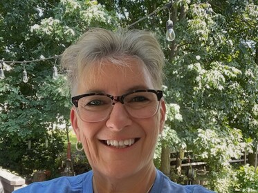 Staff member Cindy Lewis from ID_34d711e9813d