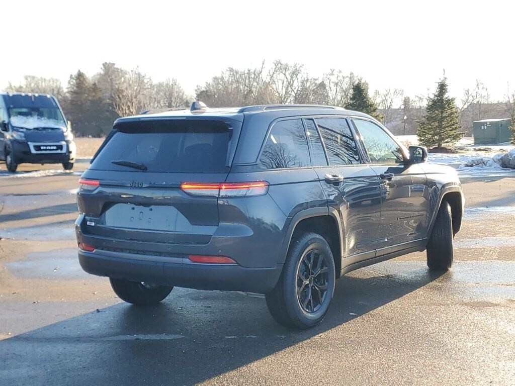 New 2026 Jeep Grand Cherokee Laredo Sport Utility