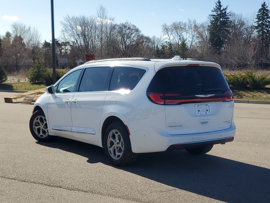 Used 2022 Chrysler Pacifica Limited Van Passenger Van