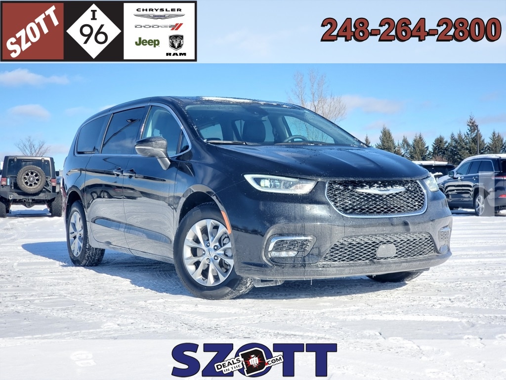 2023 Chrysler Pacifica Touring L's photo