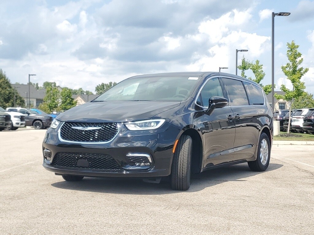 2026 Chrysler Pacifica photo 2