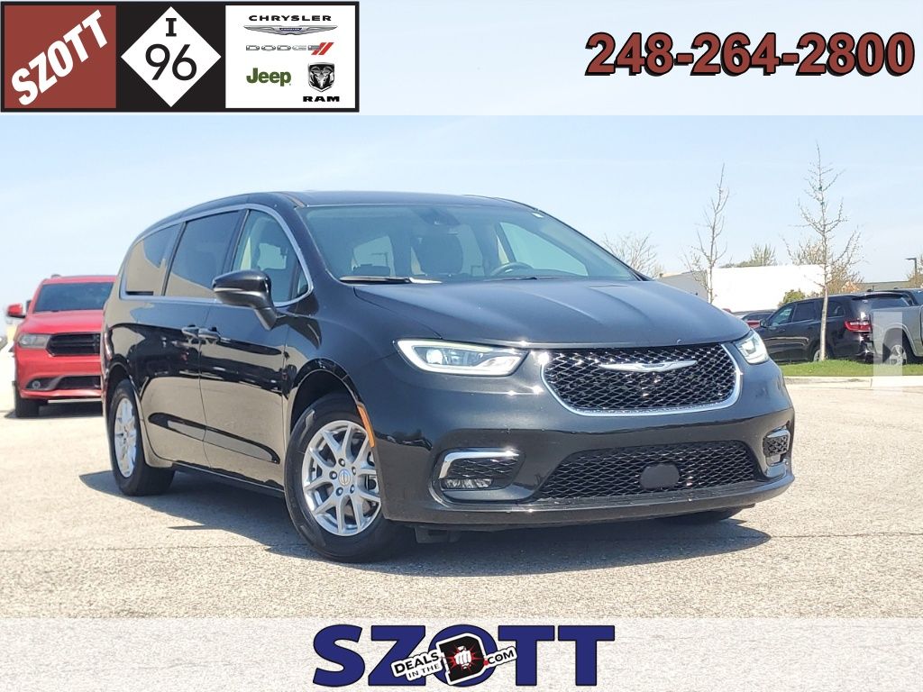 2023 Chrysler Pacifica Touring L's photo