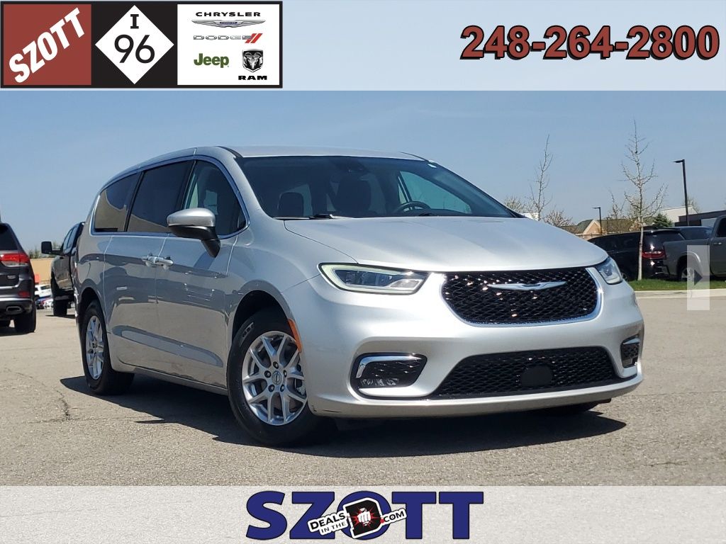 2023 Chrysler Pacifica Touring L's photo