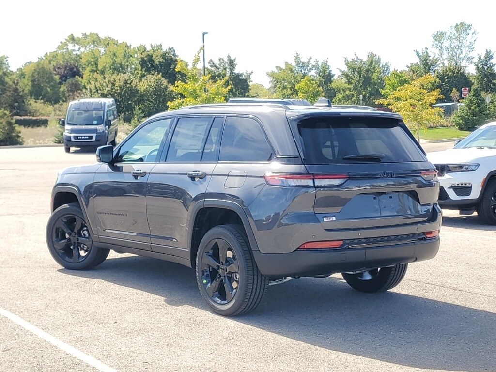 2025 Jeep Grand Cherokee Laredo Altitude photo 2