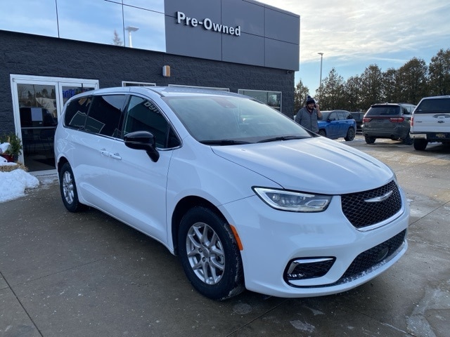 2025 Chrysler Pacifica Select's photo