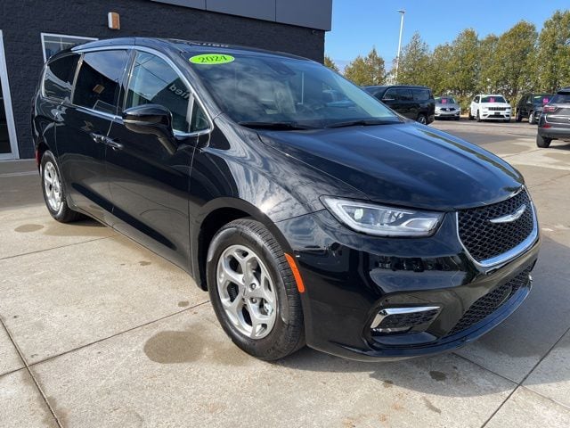 2024 Chrysler Pacifica Limited's photo