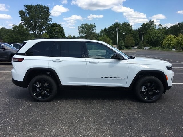 2025 Jeep Grand Cherokee Limited photo 2