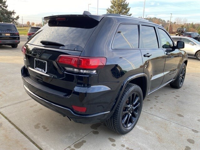 2018 Jeep Grand Cherokee Laredo Altitude photo 3