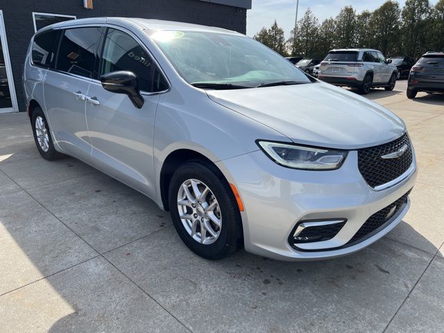 2024 Chrysler Pacifica Touring L's photo