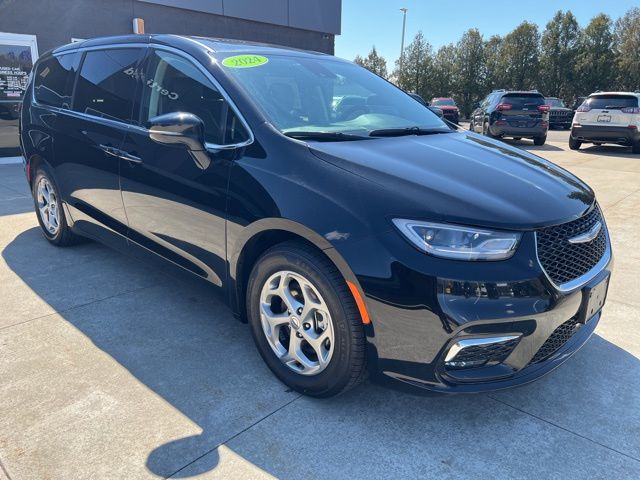 2024 Chrysler Pacifica Limited's photo