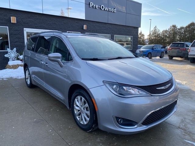 2017 Chrysler Pacifica Touring-L's photo